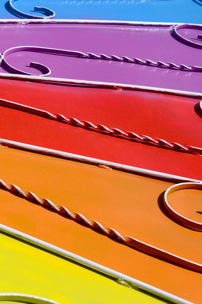 Textura metálica de una pieza de pared de color con un patrón forjado. Colores del arco iris
 - Foto, imagen