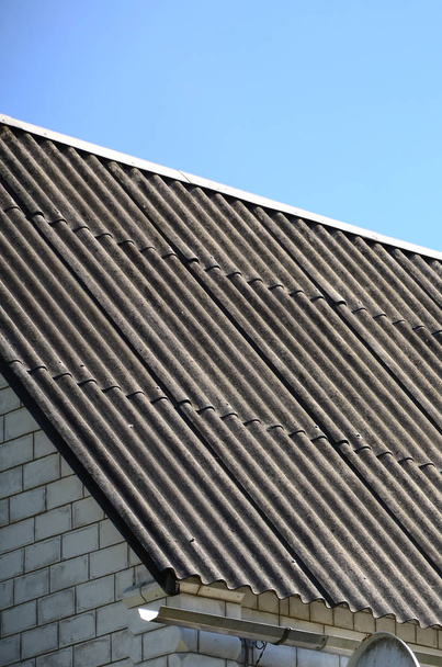 Beyaz çatılar serin tasarruf getir. Sıcak iklimlerde evler için serin çatılar kadar yüzde 20 Klima maliyetleri azaltabilir - Fotoğraf, Görsel