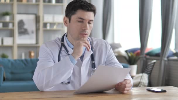 Doctor Working on Medical Report of Patient on Laptop - Filmagem, Vídeo