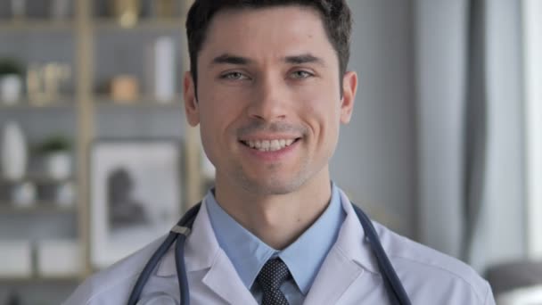 Portrait of Smiling Young Doctor - Materiał filmowy, wideo