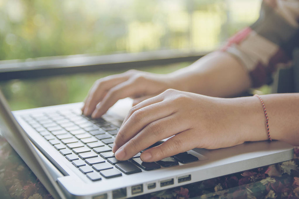 Kobieta pracuje na laptopie. Zbliżenie dłoni nad biurko biuro biznes dama - Zdjęcie, obraz