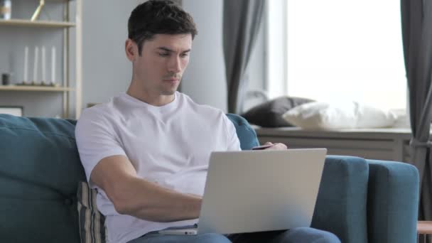 Laptop sıradan gri saçlı adam, Online bankacılık tarafından alışveriş online - Video, Çekim