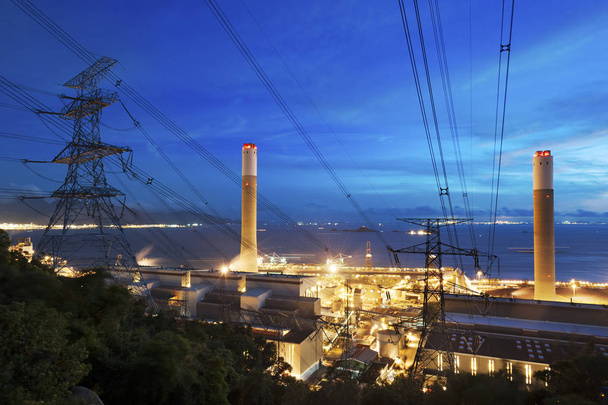 Электростанция в сумерках - Фото, изображение