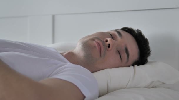fiatal férfi alszik az ágyban - Felvétel, videó