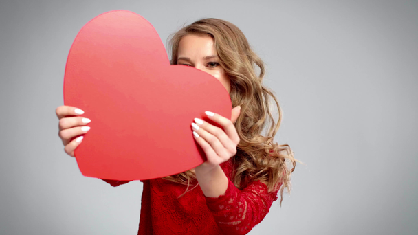 Mujer juguetona mostrando tarjeta de San Valentín
 - Metraje, vídeo