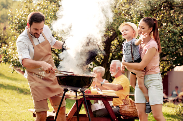 A család nyáron kerti grillpartit rendez. - Fotó, kép