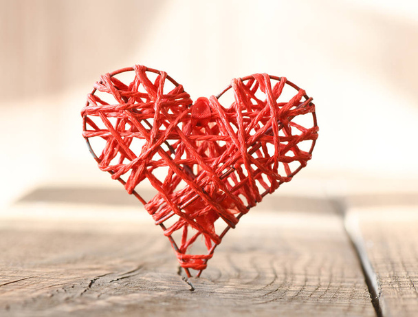 Forma cuore fatto a mano su sfondo rosso
 - Foto, immagini
