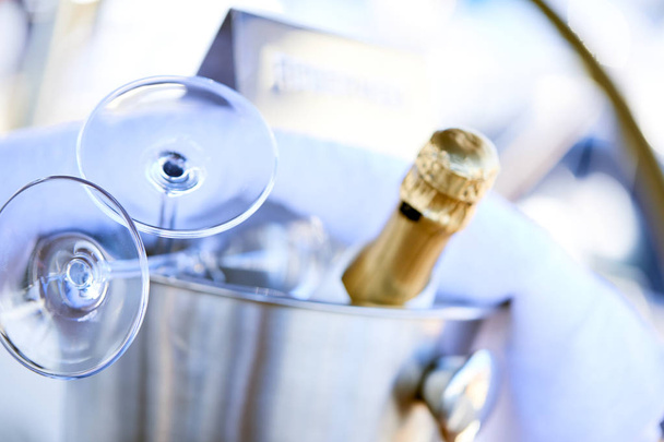 Noche romántica de lujo en yate de crucero con escenario de champán. Vasos vacíos y botella con botella de champán en cubo
  - Foto, imagen