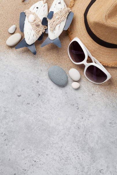 Tatil arka plan kavramı güneş gözlüğü ve şapka ile taş zemin üzerinde seyahat. Üstten görünüm kopya alanı ile. Düz yatıyordu - Fotoğraf, Görsel