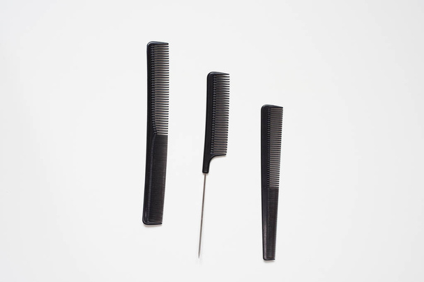 set plat de coiffure de salon peignes noirs afin isolé sur fond blanc
 - Photo, image