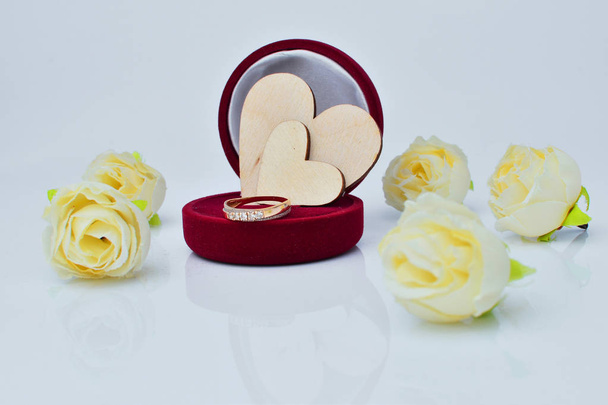 Bella scatola con anello nuziale su sfondo viola
 - Foto, immagini