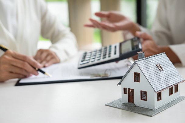 Realitní makléř a klient podepisující smlouvu o koupi domu, pojištění nebo úvěru. - Fotografie, Obrázek