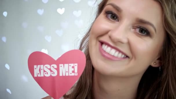 Közelkép a nő arcát fúj egy csók - Felvétel, videó