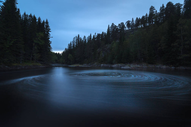 Ambiance nocturne dans les forêts boréales de Norvège. Cascades sur la rivière Homla. Longue exposition. Lumière naturelle et couleurs
. - Photo, image