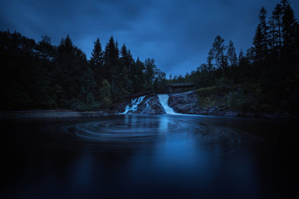Ambiente nocturno en los bosques boreales de Noruega. Cascadas en el río Homla. Disparo de larga exposición. Luz natural y colores
. - Foto, Imagen