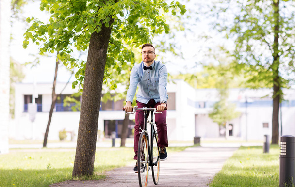 feliz joven hipster hombre montando bicicleta de engranaje fijo
 - Foto, imagen