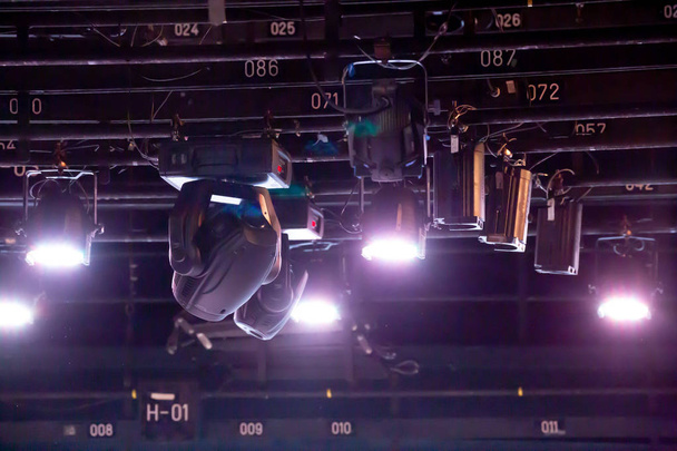 Осветительное оборудование и висячие решетки для спектаклей в театре яркие для использования
. - Фото, изображение