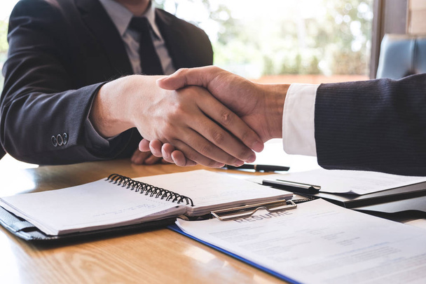 Succesvol sollicitatiegesprek met baas en werknemer schudden handen na onderhandeling of interview, carrière en plaatsing concept. - Foto, afbeelding