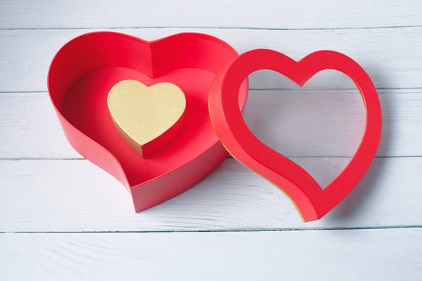 Scatole regalo a forma di cuore su sfondo in legno. vista dall'alto. Buon San Valentino
. - Foto, immagini