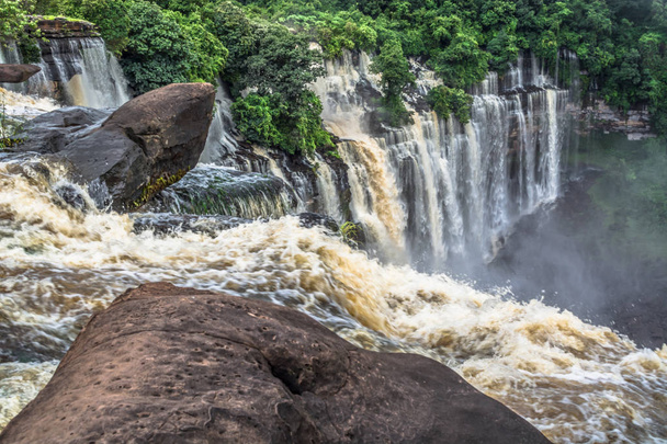 Vista completa das cachoeiras Kalandula no rio Lucala, em Angola
 - Foto, Imagem