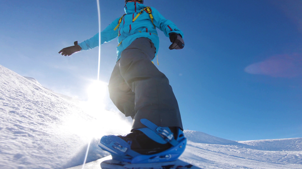 snowboarder na trilha em montanhas alpinas no dia ensolarado do inverno
 - Filmagem, Vídeo