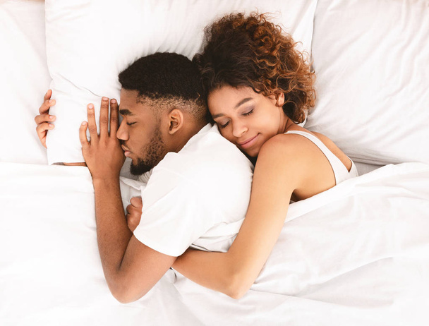 Aimer couple dormir dans le lit et étreindre
 - Photo, image