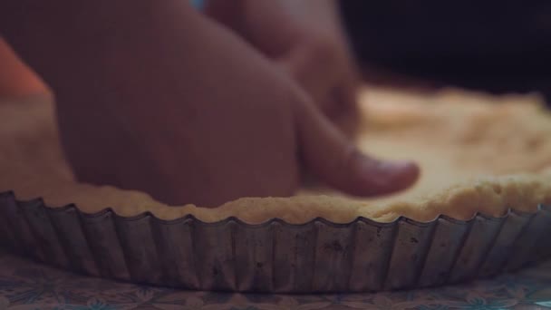 Kobieta wyrabia ciasto rękami. Gotowanie w domu warunki. Smaczne wypieki. Widok z boku. Z bliska - Materiał filmowy, wideo