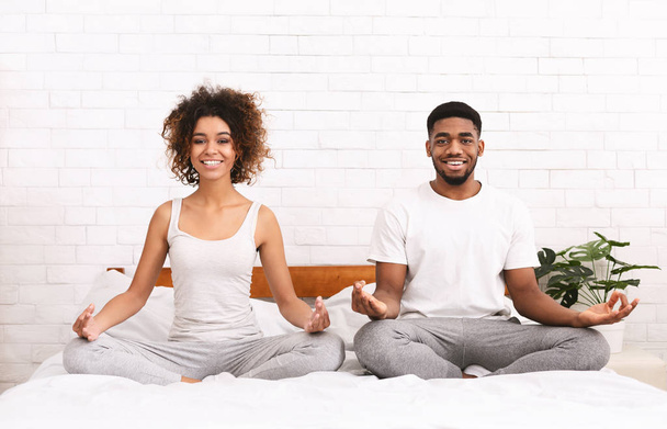 Młody czarny rodziny medytowania w łóżku - Zdjęcie, obraz