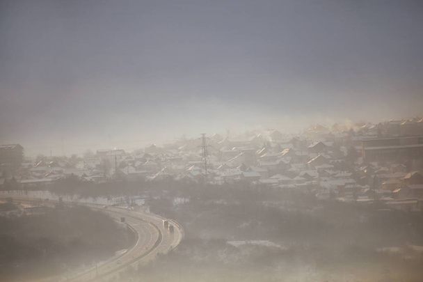 冬の朝の霧、雪と太陽充填ベオグラードの建築・住宅の景観の美しい景色。日の出中に風景、和解で上面の夕日がカメラマンのため非常に人気のあります。. - 写真・画像