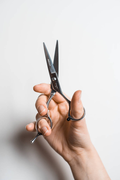 Kadeřnické nůžky v ruce izolované na bílém pozadí - Fotografie, Obrázek