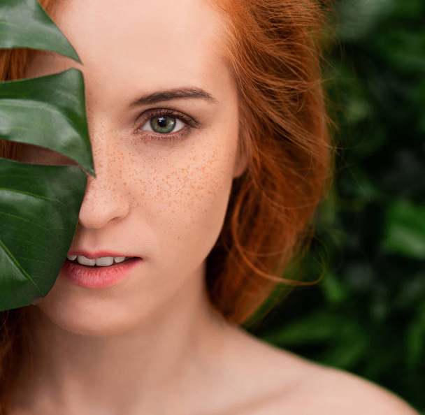 Πορτρέτο του νεαρή και όμορφη γυναίκα σε τροπικά φύλλα - Φωτογραφία, εικόνα