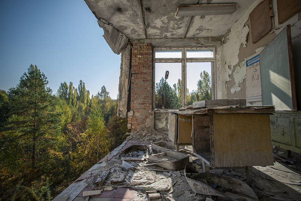 20/10/2018 Pripiyat, Ουκρανία, σχολείο στην πόλη φάντασμα έχει συμπτυχθεί. τάξεις στην ύπαιθρο και καταστρέφονται τα πατώματα - Φωτογραφία, εικόνα