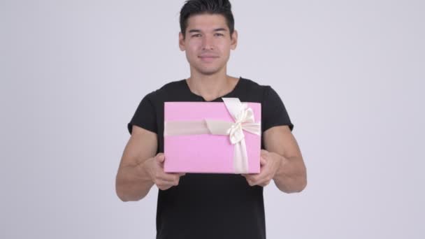 junger glücklicher multiethnischer Mann schenkt Geschenkbox - Filmmaterial, Video