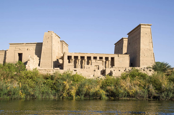 Świątynia Izydy od Philae blisko Asuan z łodzi, DW - Zdjęcie, obraz