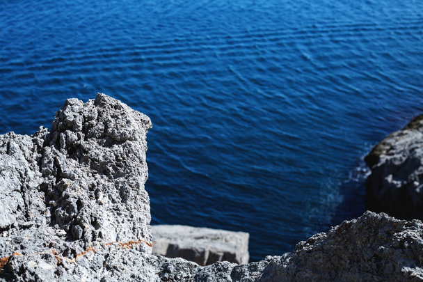 piedras grandes sobre un fondo de agua azul
 - Foto, Imagen