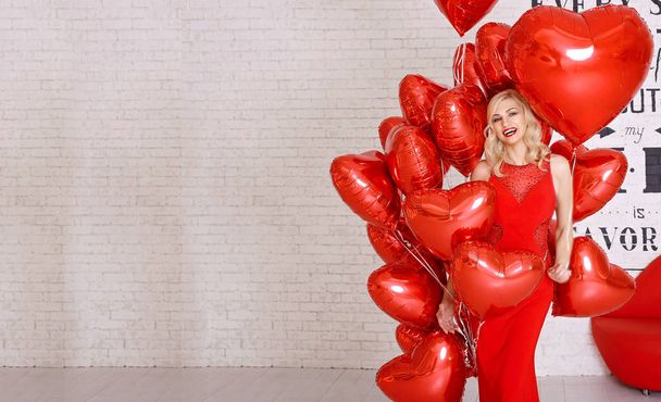Beautiful woman with red balloon heart shape for valentine's day - Foto, Imagen