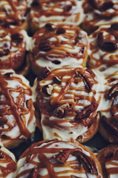 Homemade cinnamon rolls with pecan and caramel, close up - Foto, imagen