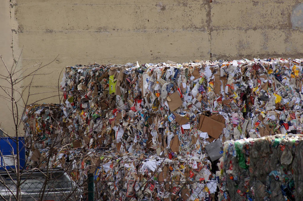 Újrahasznosítás udvari hulladék recycling berendezések működtetése                  - Fotó, kép