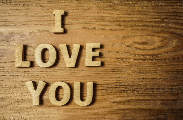 woorden ik hou van jou op houten achtergrond - Foto, afbeelding