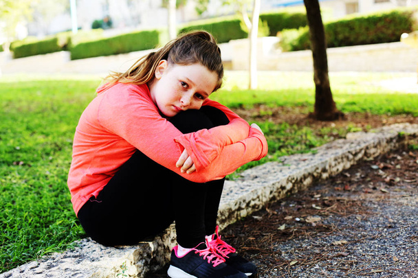 Adolescente chica triste deprimido al aire libre
 - Foto, Imagen