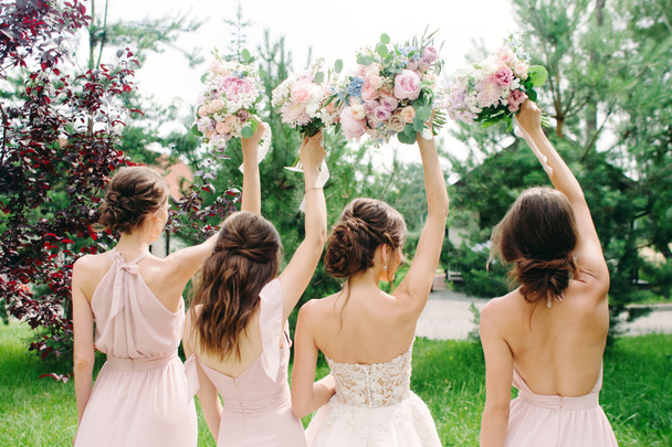Damas de honor celebrando ramos de boda al aire libre. concepto de boda feliz
.  - Foto, Imagen