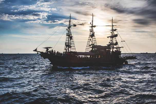 テッサロニキの港で観光客のため日没時に海賊船を偽します。 - 写真・画像
