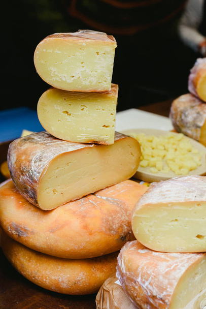 Традиційної іспанської та італійської artisan сирів. - Фото, зображення