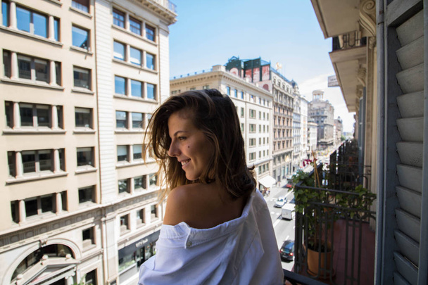 Mosolygó romantikus nő látszó street erkélyéről a fehér férfi ing  - Fotó, kép
