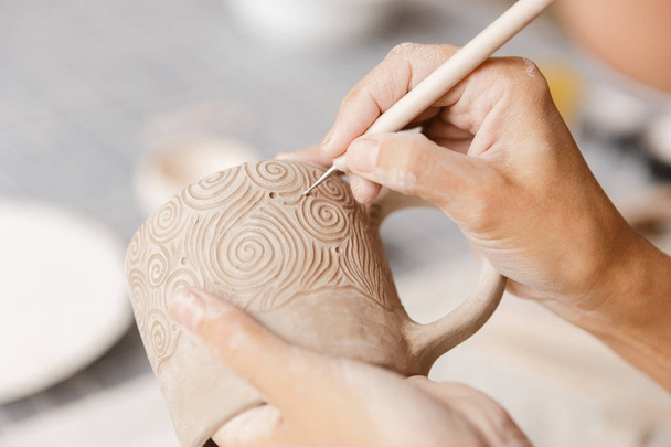 Kobieta co ceramiki i ceramiki naczynia na warsztatach, pracy z gliny z bliska - Zdjęcie, obraz