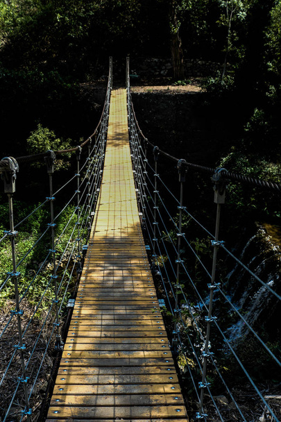 Zavřít visutý most pro pěší v pohledu - Fotografie, Obrázek