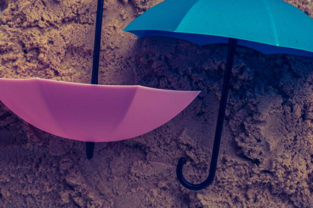 Růžový deštník na písku shora - Fotografie, Obrázek