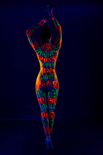 Girl with UV bodyart full-length rearview - Фото, изображение