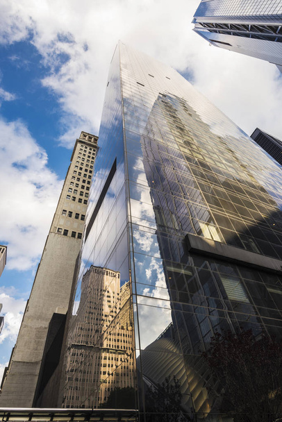 Fachada de un rascacielos moderno en Manhattan en Nueva York, Estados Unidos
 - Foto, Imagen