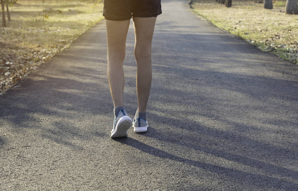 Una donna che corre al mattino per fare jogging, esercizio fisico e stile di vita sano
. - Foto, immagini